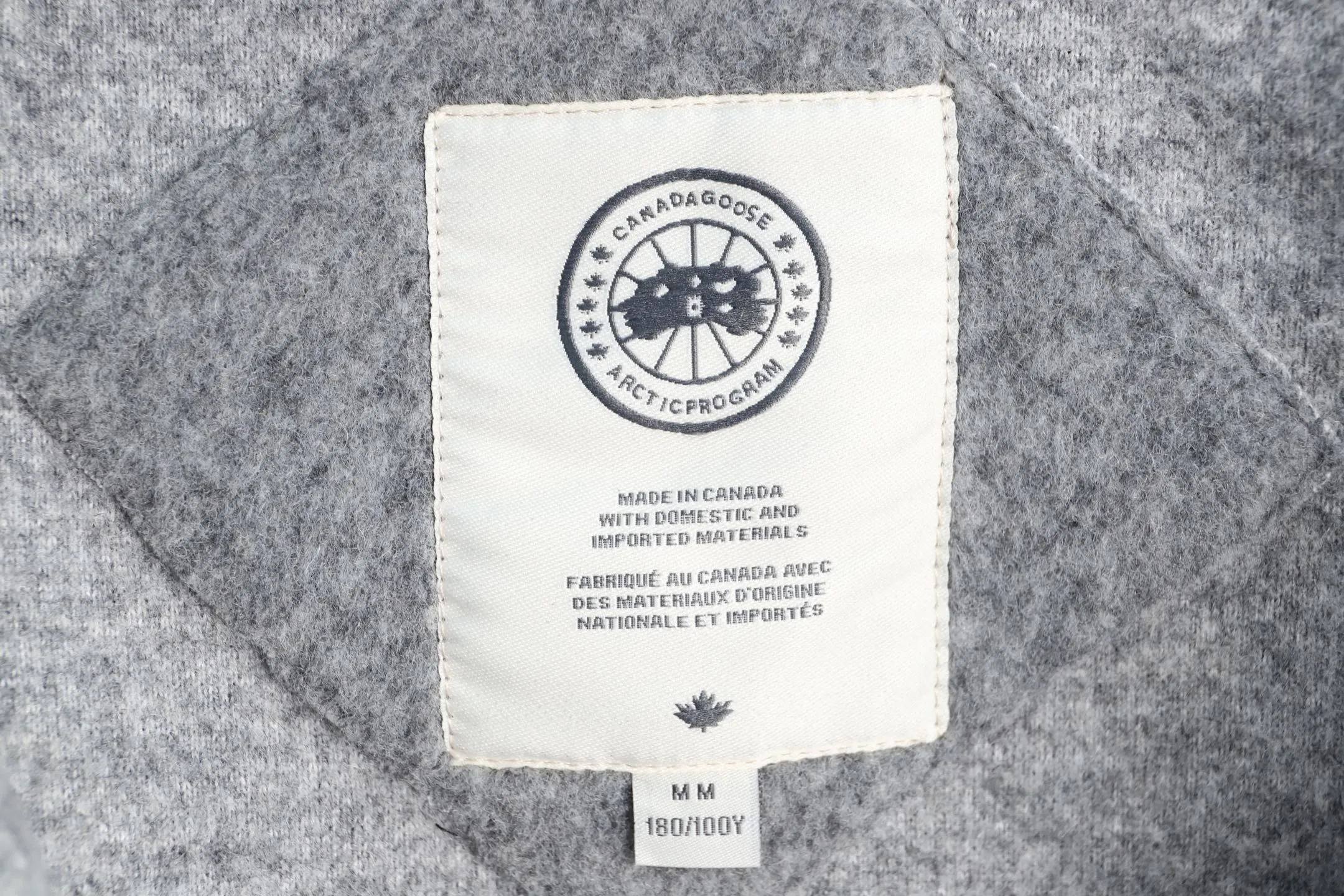 P720 Big Goose White Label Stand Collar Cashmere Sweatshirt Canada Goose Canada Goose White Label Windproof, Waterproof and Warm Solid Color Full-Zip Stand Collar Fleece Jacket Exclusively Customized Wool Fabric Only compared with ZP This season’s new model is so popular that there is no need to go into details. The fabric is warm and comfortable long plush. It is easy to put on and take off. The high-tech breathable space cotton liner makes the whole dress very stiff and at the same time soft, comfortable and lightweight. Breathable, soft, not sweaty, lightweight, stylish, and not deformed. The iconic double-striped reflective strips are designed behind the collar and hat. No detail is missed. High-density goose badge. All threaded accessories are customized. Three colors to choose from. Each one is super western. The upper body effect is very high-end. The loose version is not bloated at all. It is quite fashionable. It can be said to be a very unique design. This year's must-have style is the same for men and women🔥 Color: light gray dark gray Khaki's exclusive custom-made wool fabric can only be compared with ZP. There is no need to elaborate on the popularity of this season's new style. The fabric is warm and comfortable long plush, which is easy to put on and take off. The high-tech breathable space cotton liner makes the whole dress very stiff and at the same time soft, comfortable and lightweight. Breathable, soft, not sweaty, lightweight, stylish, and non-deformable. The iconic double-striped reflective strips are designed behind the collar and hood. Every detail is not neglected. High-density goose badge. All threaded accessories are customized. Three colors to choose from. Each one is super western. The upper body effect is very high-end. The loose version is not bloated at all. It is quite fashionable. It can be said that it is a very unique design that will be a hit this year.
